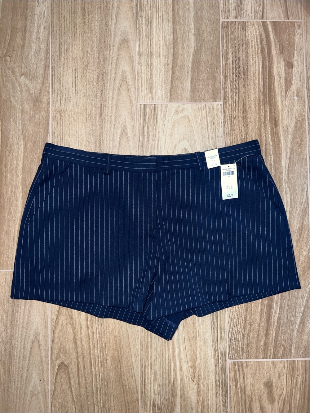 Abercrombie & Fitch Curve Love Mid Rise Tailored Short